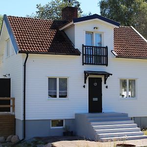 Schones Schwedisches Cottage In Seenahe Mitten Im Glasreich Maleras Exterior photo
