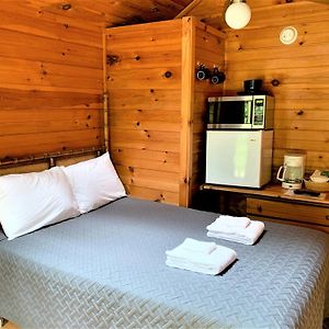 Pine Crest Motel & Cabins Barton Room photo