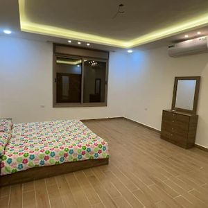 1 Massive Bedroom With King Bed With Terrace With View On Irbid City, Private And Massive Living Room And Private Kitchen, The Most Luxurious Apartment In Irbid Its Perfect Option For Newley Married Couplesمن افخم الشقق في اربد وخيار ممتاز للمتزوجين Exterior photo