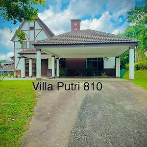 A Famosa Villa Putri 810 Kampong Balik Mungkar Exterior photo