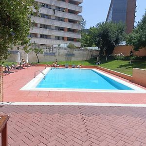 2 Bedroom Apartment Close To Airport With Pool And Gym Lisboa Exterior photo