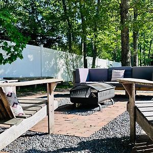 Serene Hamptons Stay With Pool Bliss & Cozy Fire-Pit 东汉普顿 Exterior photo