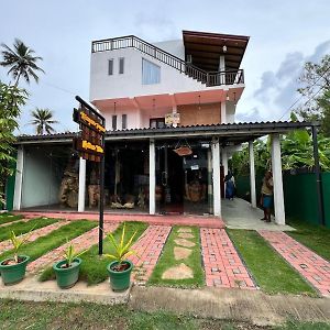 Villa Mathes Bathigama 迪克韦勒 Exterior photo