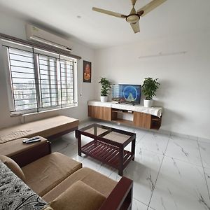 Luxurious Apartment With A Pool And Gym Near Trivandrum Railway Station 特里凡得琅 Exterior photo