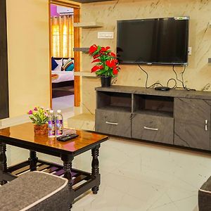 S V Ideal Homestay -2Bhk Service Apartments-Ac Bedrooms, Premium Amities, 2Km To Tiruchanoor Padmavathi Temple , 6Km To Alipiri, 24 Hours Service Boys Available 蒂鲁帕蒂 Exterior photo