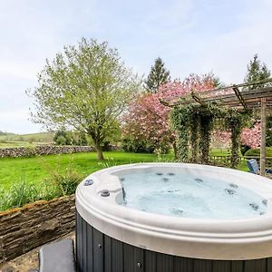 Malham Wellbeing 4-Bed Retreat With Hot Tub别墅 Exterior photo