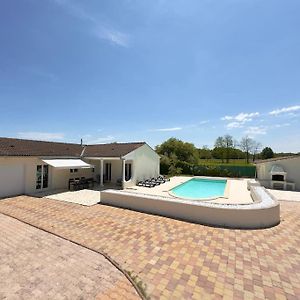 Maison Chaleureuse Avec Piscine Izon Exterior photo