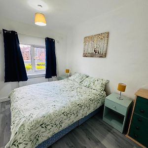 Newly Refurbished Cheerful 4 Bedroom House - Free Parking 斯托克波特 Exterior photo
