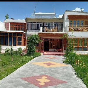 Shayok Guest House 列城 Exterior photo