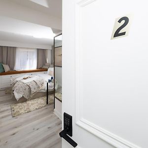 Modern Guest Suite With Parking, Wi-Fi, Monitor 多伦多 Exterior photo