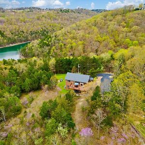 Mountain Estate Lake Front Blue Eye Exterior photo