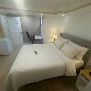 Large Bedroom With Private Bathroom And Workspace 渥太華 Exterior photo