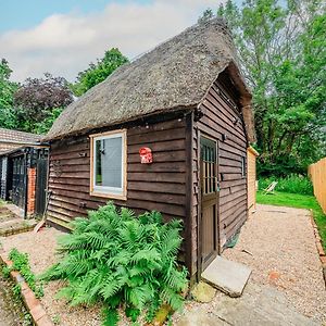 Cozy Cottage With Hot Tub! 卡德纳姆 Exterior photo