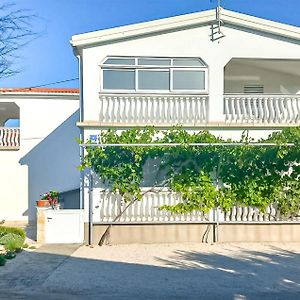 2 Bedroom Cozy Apartment In 维尔 Exterior photo