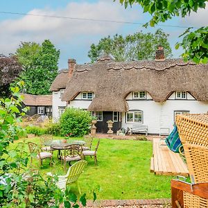 Entire Thatched Cottage In New Forest With Garden 卡德纳姆 Exterior photo