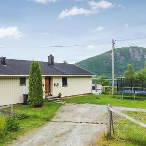 Awesome Home In Vgstranda With Wifi Hjelvik Exterior photo