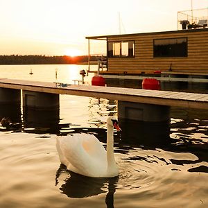 Na Wodzie Houseboat - Przystan Jachtowa Hotelu Mazurski Raj 鲁恰内尼达 Exterior photo