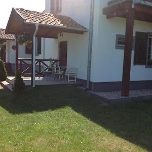 Kleine Gemutliche Wohnung Mit Uberdachter Terrasse 武克塔 Exterior photo