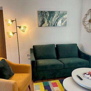 Luxury Warminster Apartment Exterior photo