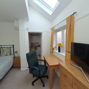 Merton House, Fully Serviced Studio Apartment West Molesey Exterior photo
