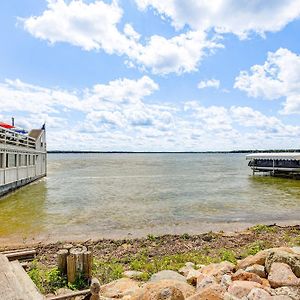Cozy Clear Lake Home - Walk To Town And Boat Dock! Exterior photo