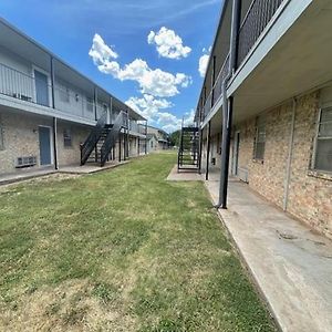 One Br Comfort Awaits Near Ft Sill 劳顿 Exterior photo