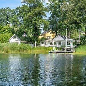 Lake Front Family Home In 纳卡 Exterior photo