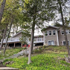 Stunning All-Seasons Muskoka Lakefront Cottage 亨茨维尔 Exterior photo