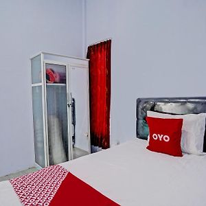 Oyo 92817 Niza Guesthouse Syariah 外南梦 Exterior photo