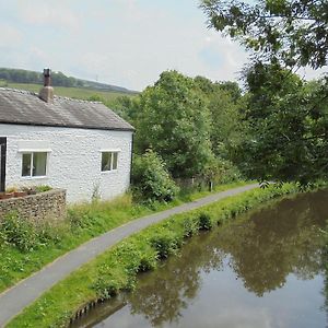 Furness Vale白色小屋别墅 Exterior photo