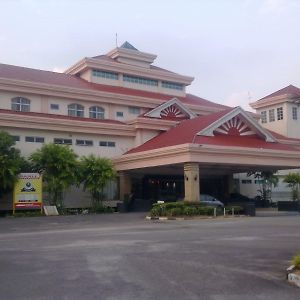 Kampong Gapam 奥玛高尔夫和乡村俱乐部酒店 Exterior photo