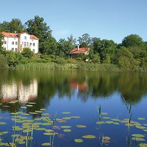 Villa Am Trumpf - Design-Appartements Im Naturgarten Am See Melzow Exterior photo