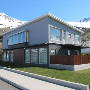 赛季斯菲尔泽公寓酒店 Seyðisfjörður Exterior photo
