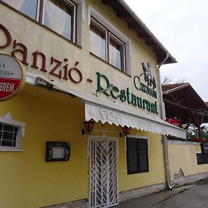 Oroszlány Czermann Panzio Es Etterem酒店 Exterior photo