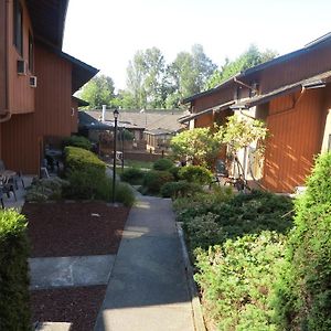 Lake City Inn And Suites 本那比 Exterior photo