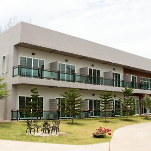 哈通度假酒店 Pak Phayun Exterior photo