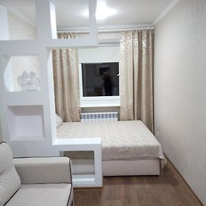 Two-Bedroom Apartment In The Center Khmelʼnytsʼkyy Exterior photo