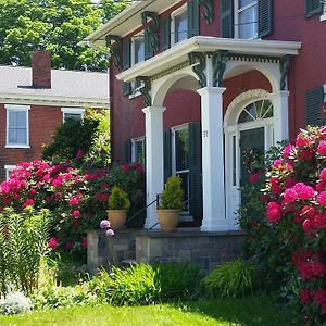 Grape Arbor Bed And Breakfast 伊利 Exterior photo