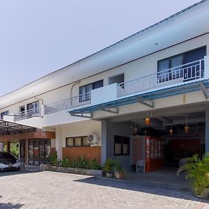 红门酒店-近山姆拉图朗吉机场 美娜多 Exterior photo