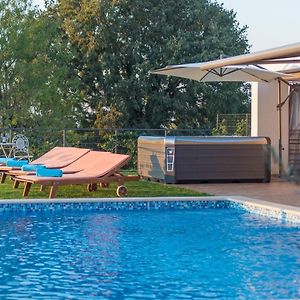 Modern Villa Di Rovigno With Pool, Hot Tub And Sea View 罗维尼村 Exterior photo