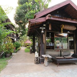 老挝式传统别墅 万象 Exterior photo