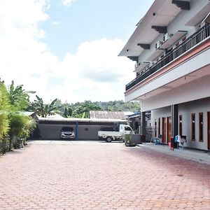 红多兹酒店-近安汶帕提穆拉大学 Exterior photo