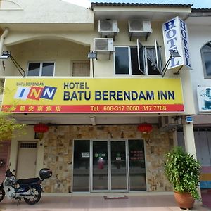 Batu Berendam Inn Kampong Sungai Putat Exterior photo