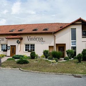 Veselí nad Moravou Penzion Vinarna U Hroznu酒店 Exterior photo