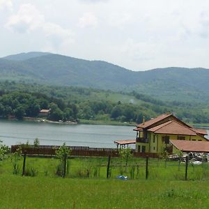 Vila On A Lake Lyastoviche Gnezdo Near Troyan Golyama Zhelyazna Exterior photo