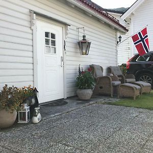 努尔菲尤尔埃德Koselig Landsbyhus I Nordfjord别墅 Exterior photo