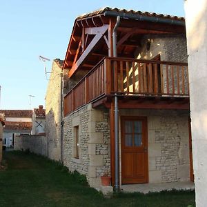 Blanzac-les-MathaChambre D'Hote Au Col De Cygne住宿加早餐旅馆 Exterior photo