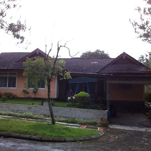 Villa Kota Bunga Blok L 芝巴纳斯 Exterior photo