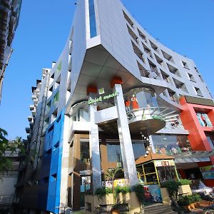 Dostyk Hotel 特里凡得琅 Exterior photo