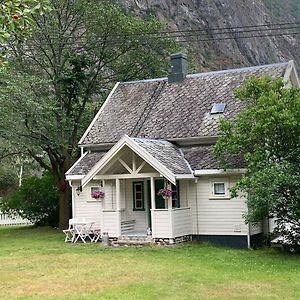 Aobrio Holidayhouse, Authentic Norwegian Farmhouse Close To Flam Lærdalsøyri Exterior photo